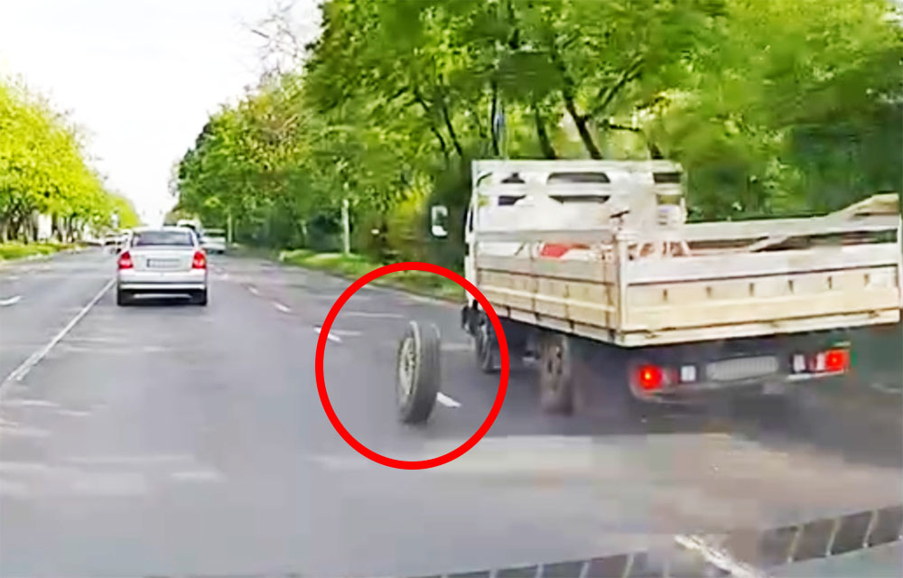 Videón, ahogy leszakad egy teherautó kereke Miskolcon. Csodával határos, hogy nem történt baleset