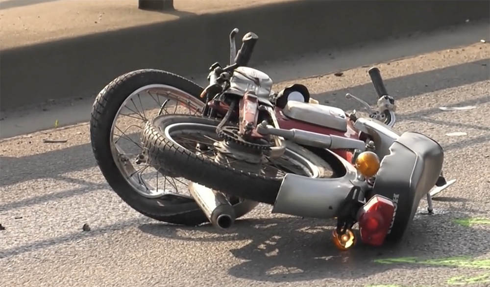 VIDEÓ: Vétlen volt a motoros, aki két autóval is összeütközött