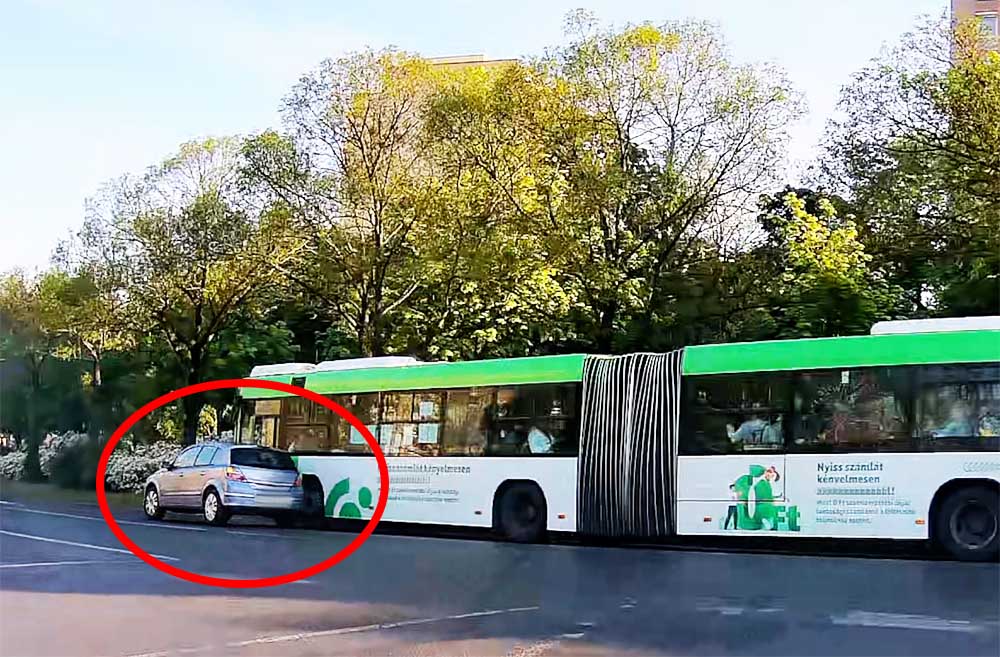 VIDEÓ: Apró, zöld jármű érkezett jobbról. Nem vette észre az Opel sofőrje