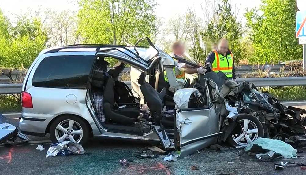 VIDEÓ: Egy pillanatra fordult hátra a sofőr, utasa azonnal meghalt az ütközés következtében