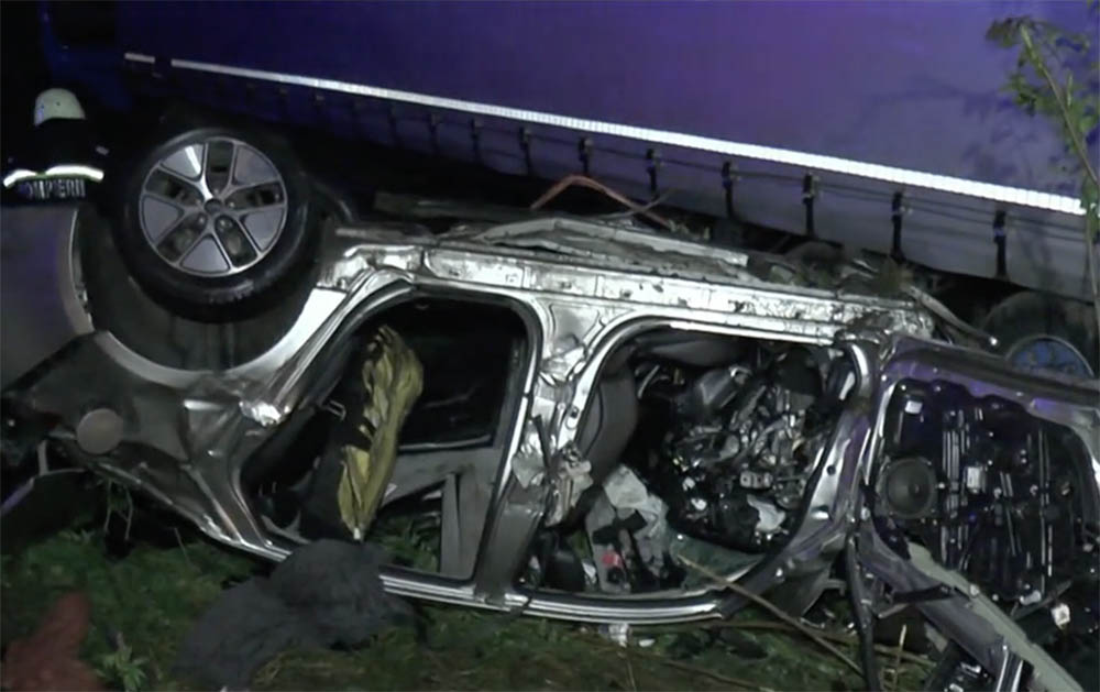 VIDEÓ: Meghaltak a kocsiban utazó fiatalok, amikor kamionnal ütköztek