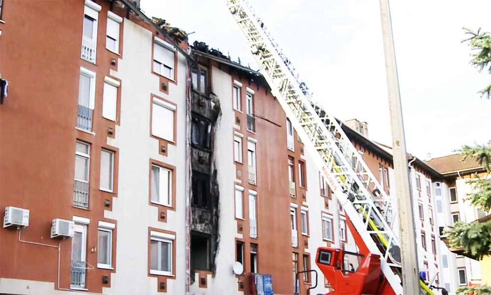 VIDEÓ: Töltőn hagyott elektromos roller miatt égett ki több lakás Zalaegerszegen
