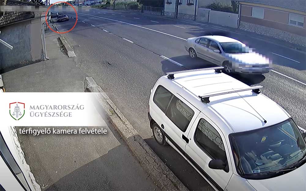 VIDEÓ: Motoros elé kanyarodott a figyelmetlen sofőr