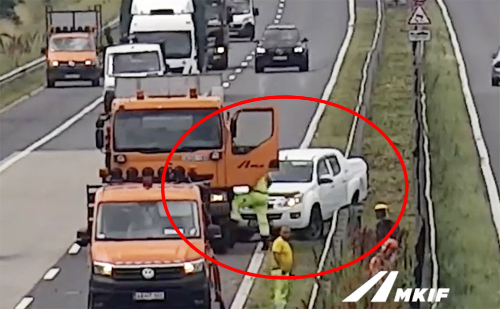 VIDEÓ: Megint belerohantak egy útellenőri teherautóba