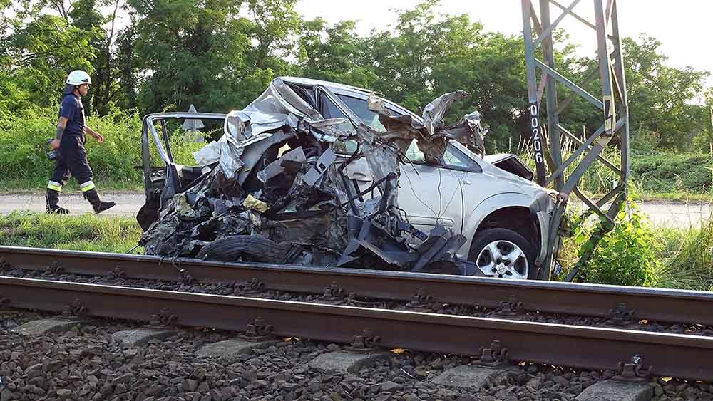 Kisiklott a vonat, miután letarolt egy autót Kiskunfélegyházán