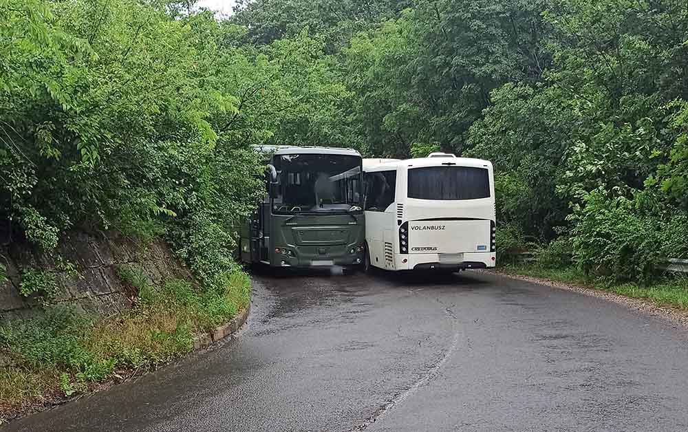 Nem fért el egymás mellett két busz Kisnémedi határában