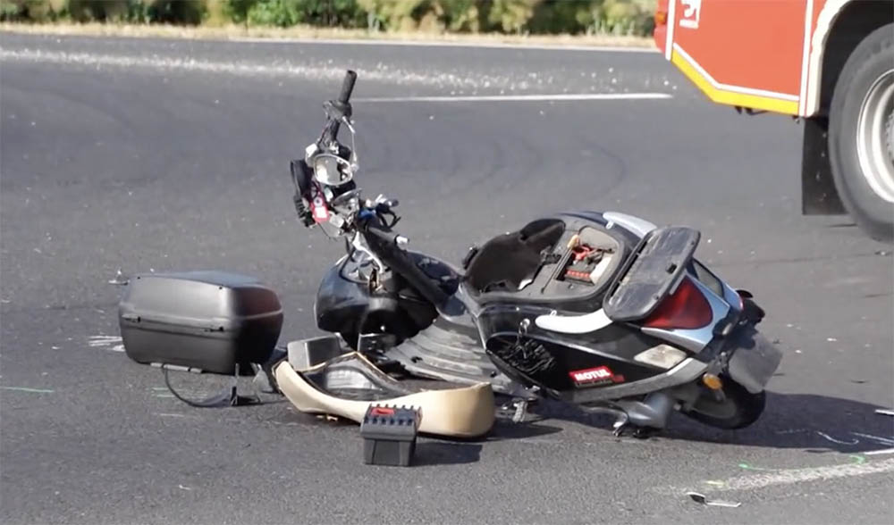 VIDEÓ: Álló kamionba csapódott motorjával egy 34 éves férfi