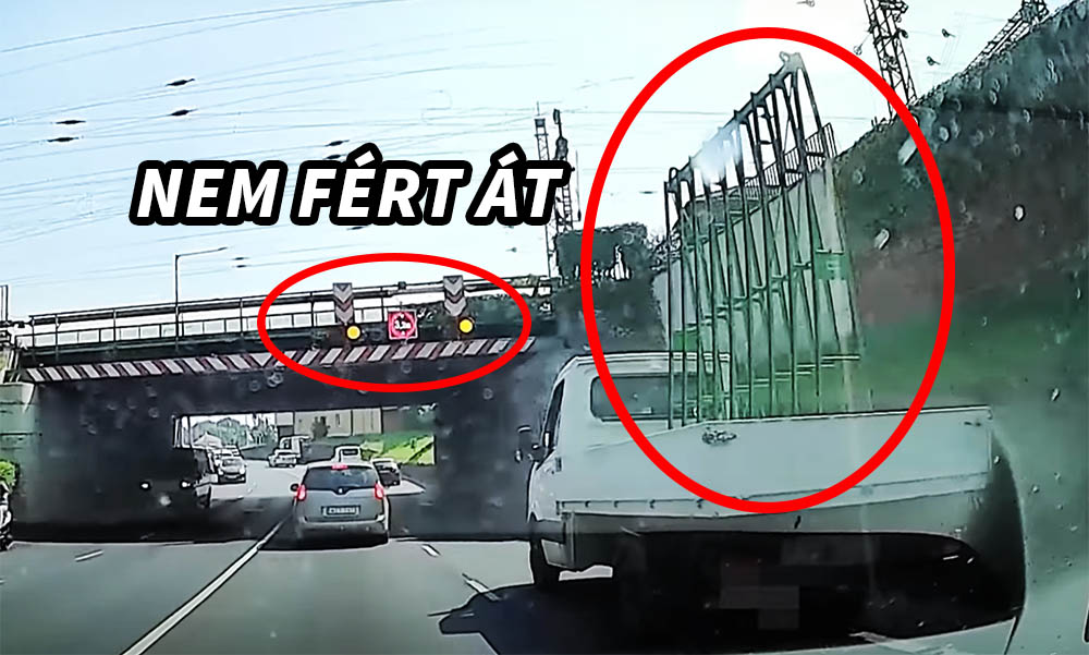 Videón a hatalmas csattanás: Üvegtábla szállító akadt fenn az aluljáró hídelemén