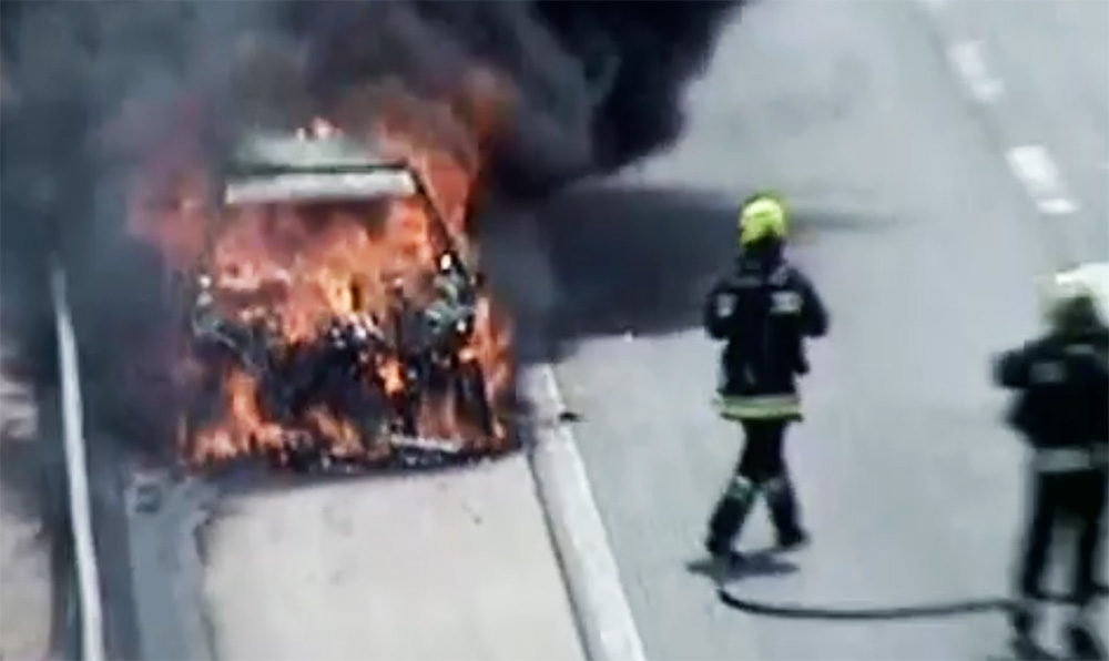 VIDEÓ: Porrá égett egy autó az M0-son. Fontos dologra hívta fel a figyelmet a Magyar Közút
