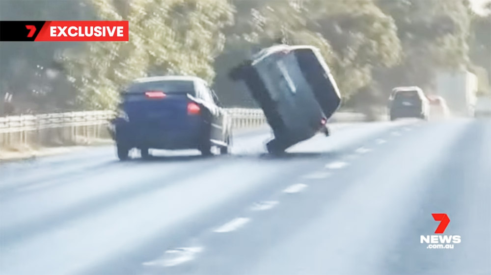VIDEÓ: Fejtetőn landolt az autópályán, majd kést rántott