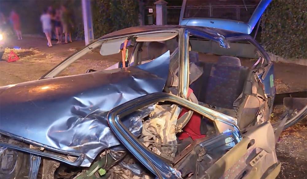 VIDEÓ: Szinte csak az ülés maradt ép az autóban az ütközés után