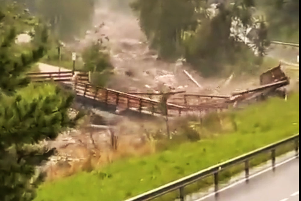 Videón, ahogy az áradás elsodor egy hidat Dél-Tirolban