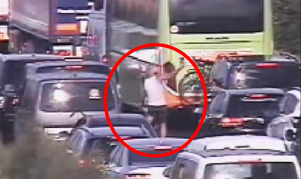 VIDEÓ: Lángolt az autó, majd megjelent a katasztrófaturista biciklis az autópályán és élőzött egyet