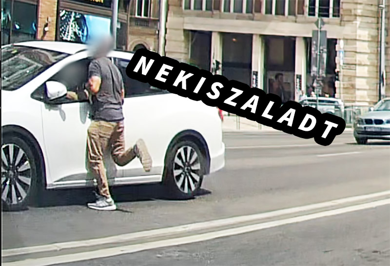 VIDEÓ: Az egyik konkrétan nekifutott a haladó autónak, a másik pedig a mobilját nyomkodva lepődött meg