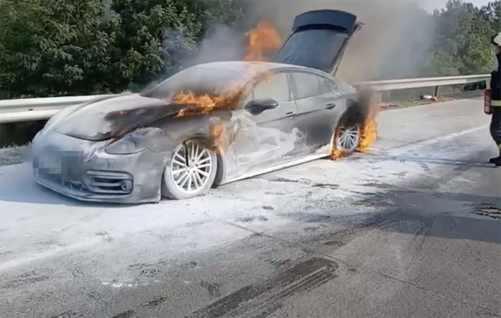 VIDEÓ: Méregdrága Porsche gyulladt ki az M0-son. Esélyük sem volt a tűzoltóknak