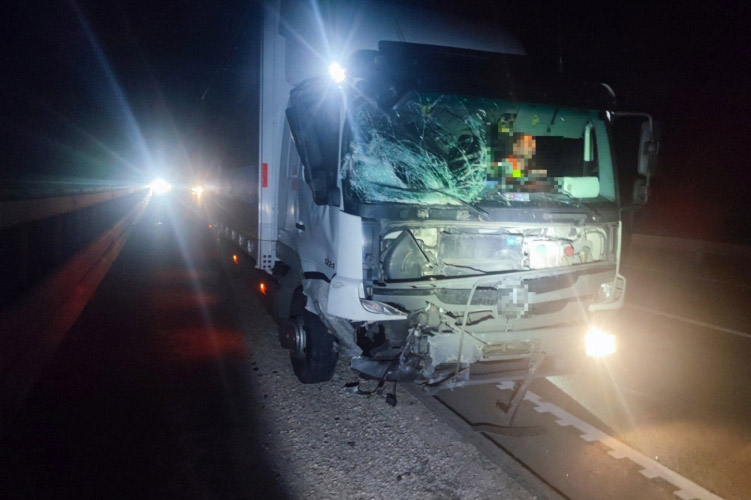 FOTÓK: Álló autóba rohant egy teherautó az M4-en. Egy ember meghalt