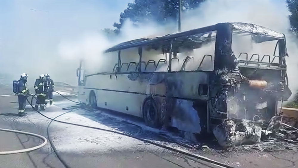 Videót tettek közzé az M1-M7 közös szakaszán kigyulladt autóbusz oltásáról