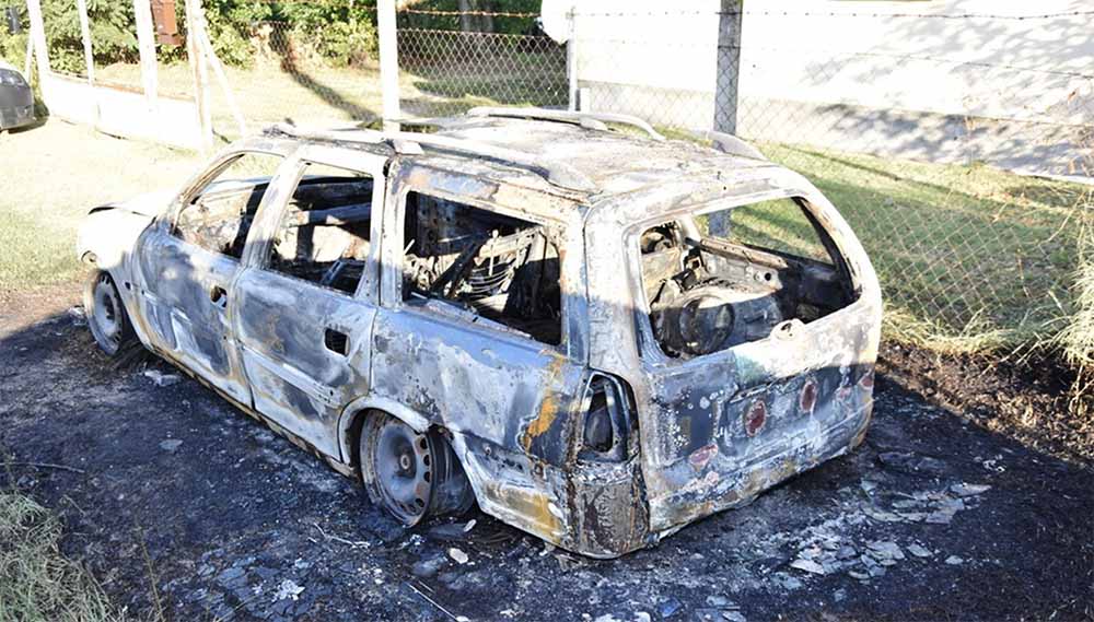 FOTÓK: Egyiket felgyújtotta, a másikkal árokba hajtott. A nyitva felejtett kocsikra vadászott