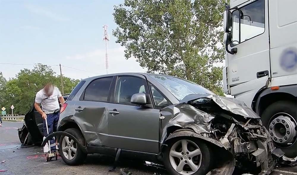 VIDEÓ: Kamionnak csapódott, mert nem állt meg mögötte a STOP táblánál egy autós és meglökte