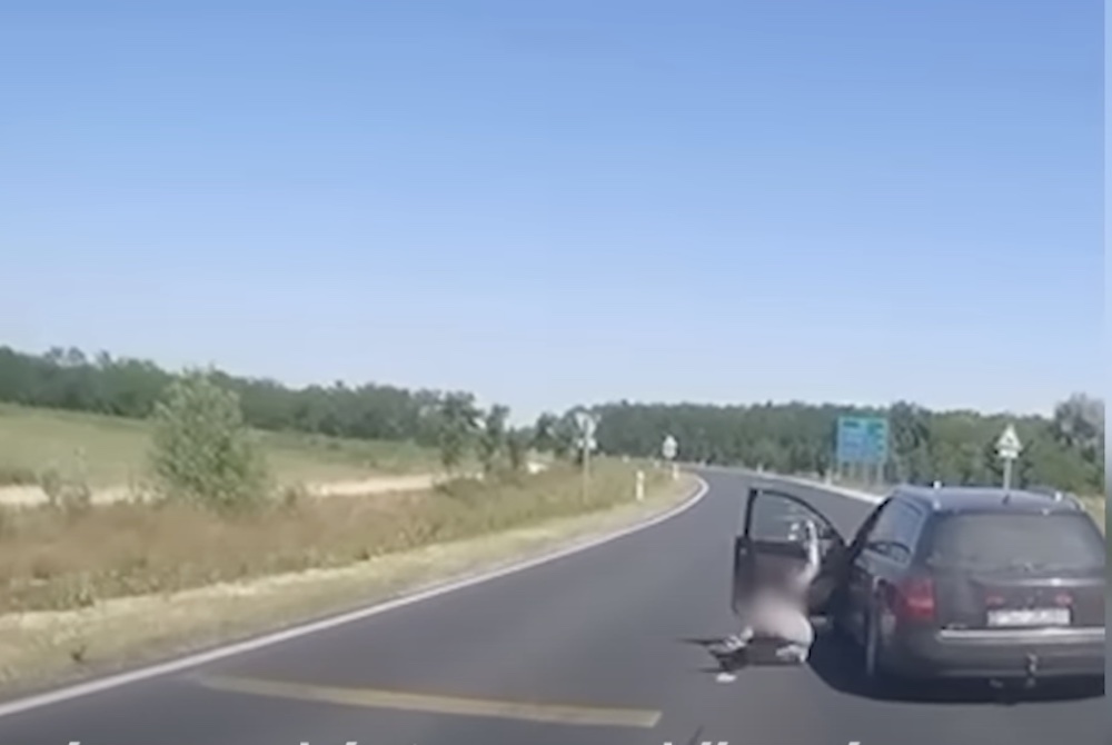 VIDEÓ: Menet közben ugrott ki a sofőr
