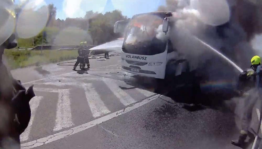 VIDEÓ: Lángoló busz… gyors, összehangolt, sikeres segítség