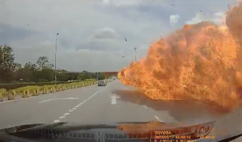 Videón, ahogy az autópályára zuhan egy repülőgép Malajziában
