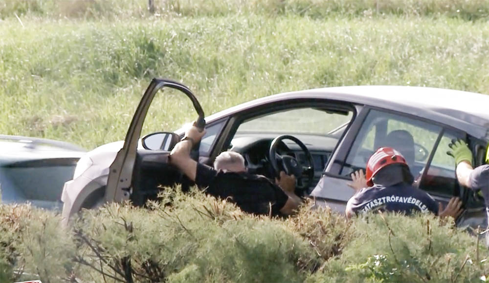 VIDEÓ: Egy trélerről lezuhant autó miatt gázolták halálra