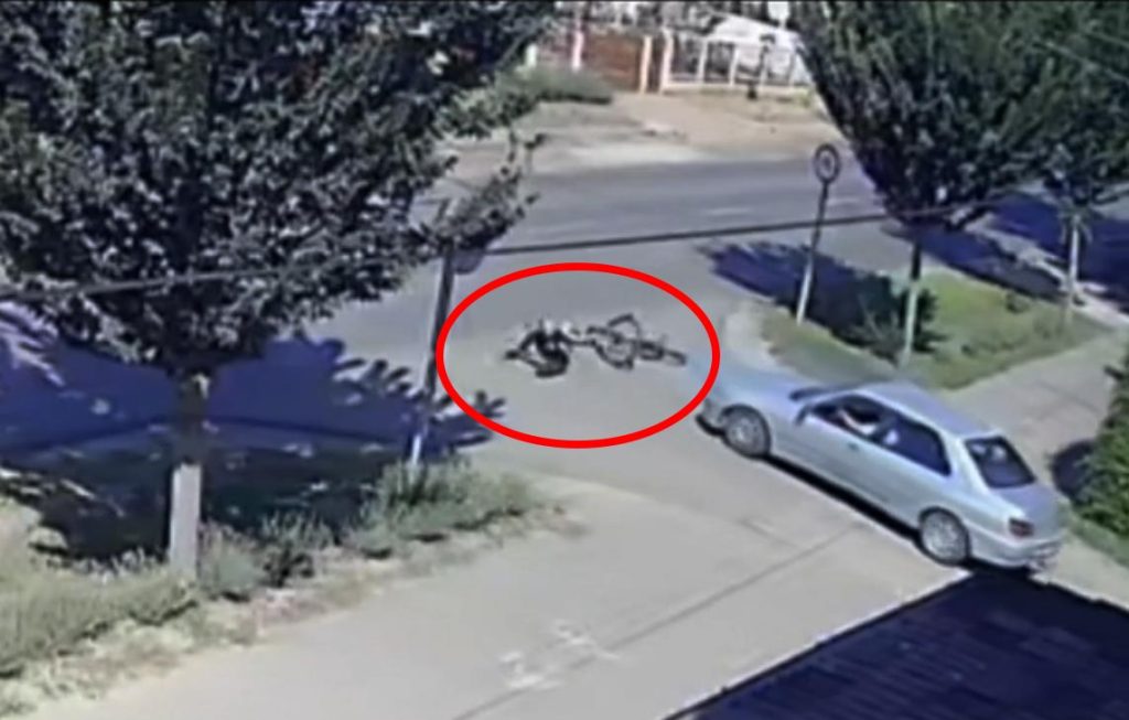 VIDEÓ: Fékezés nélkül elgázolta a biciklist, majd lekenyerezte kemény 5 ezer forinttal