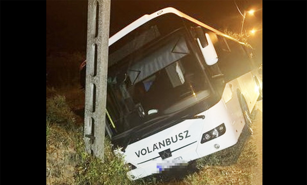 FOTÓK: Önjelölt buszsofőr tette árokba a buszt Borsodban
