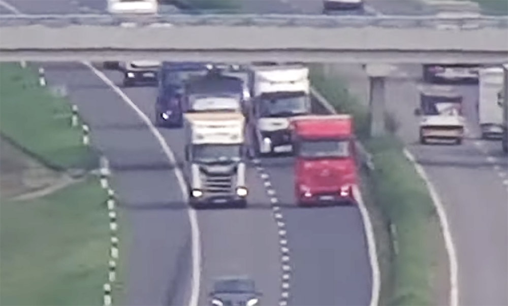 VIDEÓ: Drónnal csaptak le a szabálytalanul előző teherautó sofőrökre az M5-ös autópályán