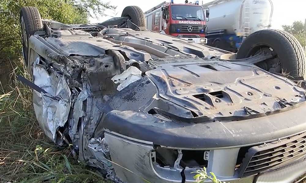 VIDEÓ: Öten sérültek meg Kiskunhalasnál. Mindkét autó az árokba zuhant