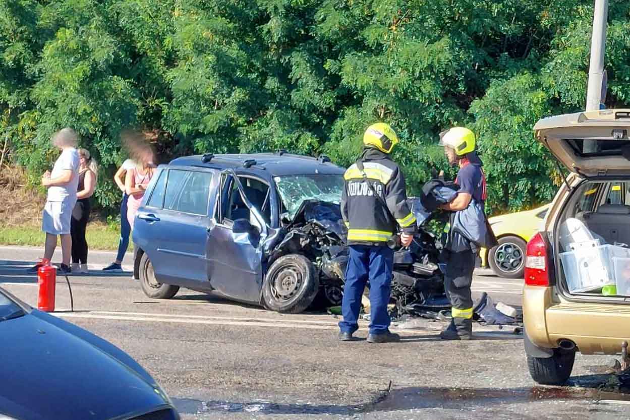 FOTÓK: Frontális baleset történt a 4-es főúton Vecsés-Budapest határában