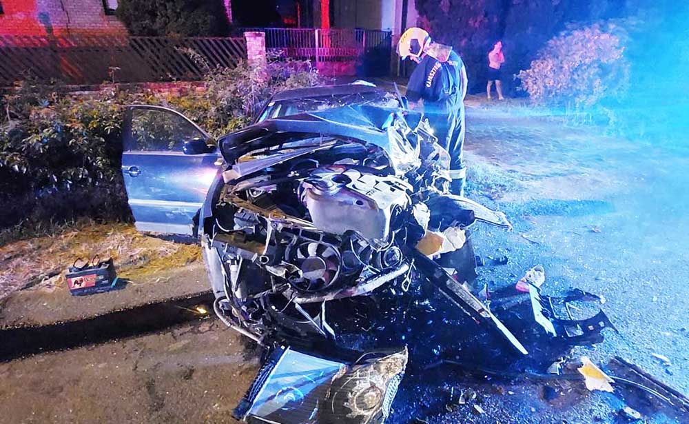 FOTÓK: Még a tűzoltók is meglepődtek, hogy túlélte a sofőr a balesetet