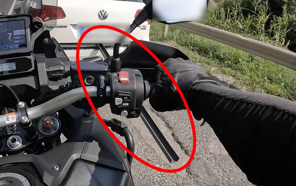 VIDEÓ: Kardként szállította a fémrudat a Volkswagen sofőrje a 10-es úton