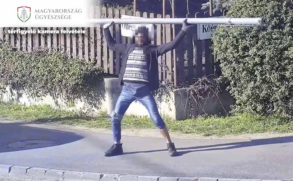 VIDEÓ: Közlekedési táblával támadt autókra egy férfi Kőbányán