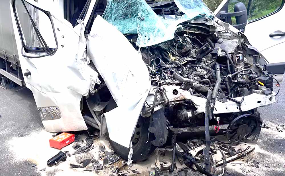 VIDEÓ: Teherautóba rohant egy kisteherautó az M1-esen