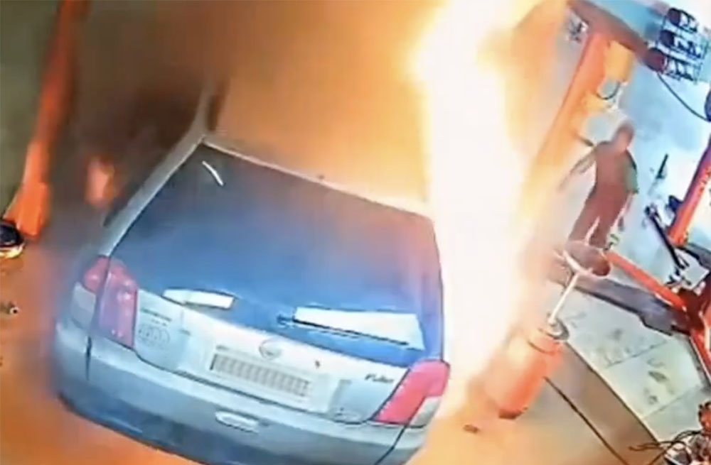 VIDEÓ: Beadta a szervizbe a kocsit. Ez lett belőle