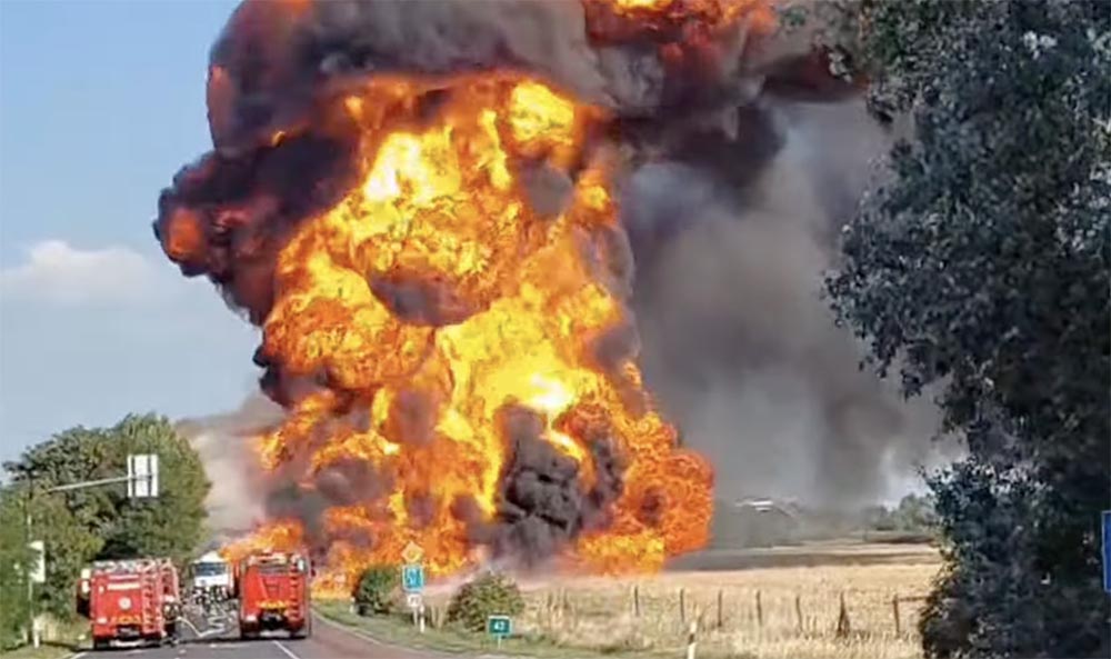 Videón a robbanás: Egy benzint szállító kamion gyulladt ki Székesfehérváron