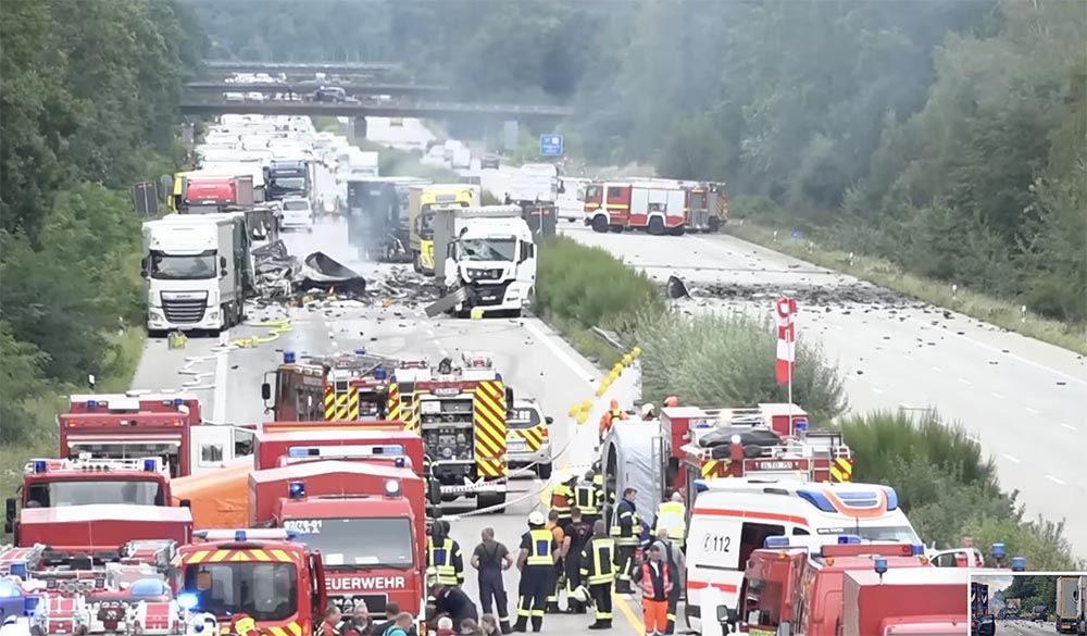 VIDEÓ: Veszélyes anyagokat szállító kamionok ütköztek Németország egyik legforgalmasabb autópályáján