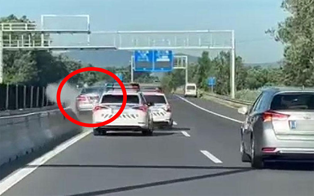 VIDEÓ: Nagyon kemény autós üldözést rögzített egy fedélzeti kamera az M2-esen