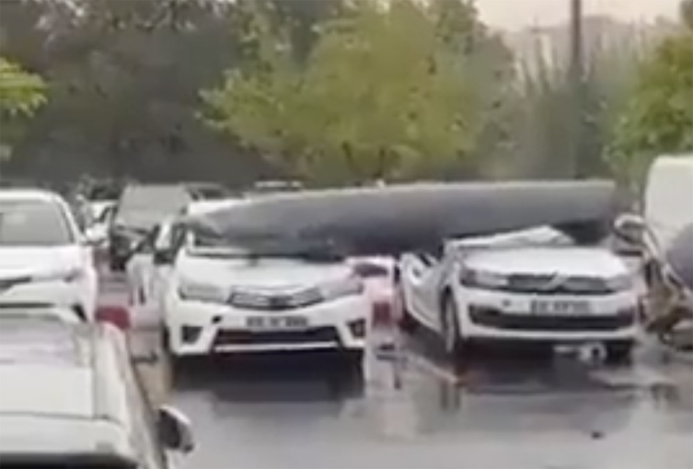 VIDEÓ: Egy török vadászgép külső üzemanyagtartálya zuhant az autókra Ankarában