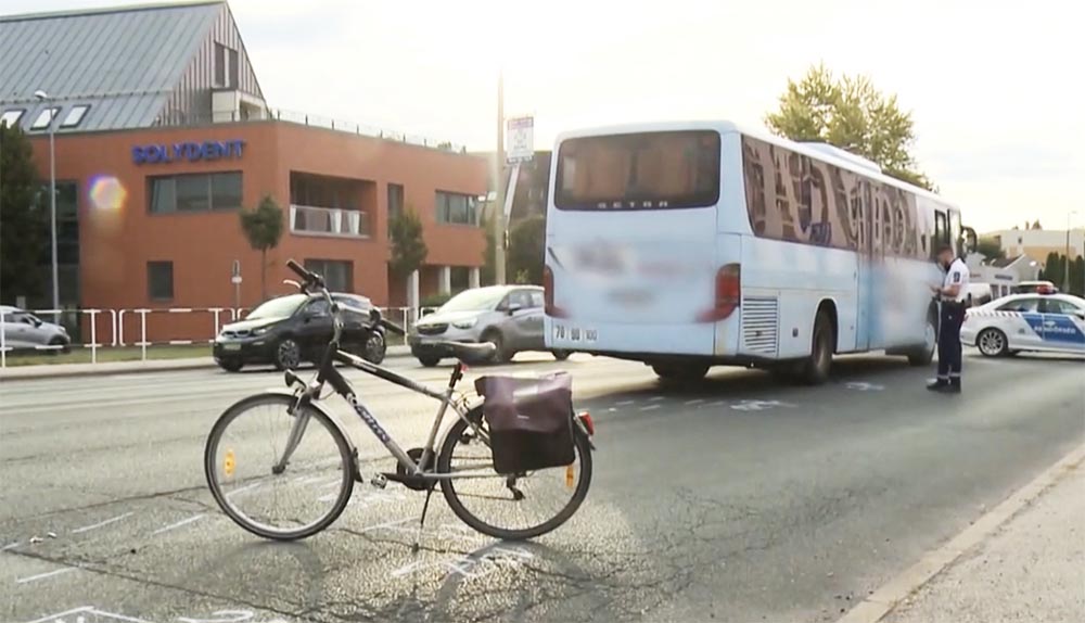 VIDEÓ: A jármű alá szorult a biciklis. 25 métert vonszolta magával a busz