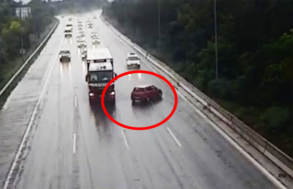 Videón, ahogy beforgatja a Suzukit a kamion az M1-M7 bevezetőn