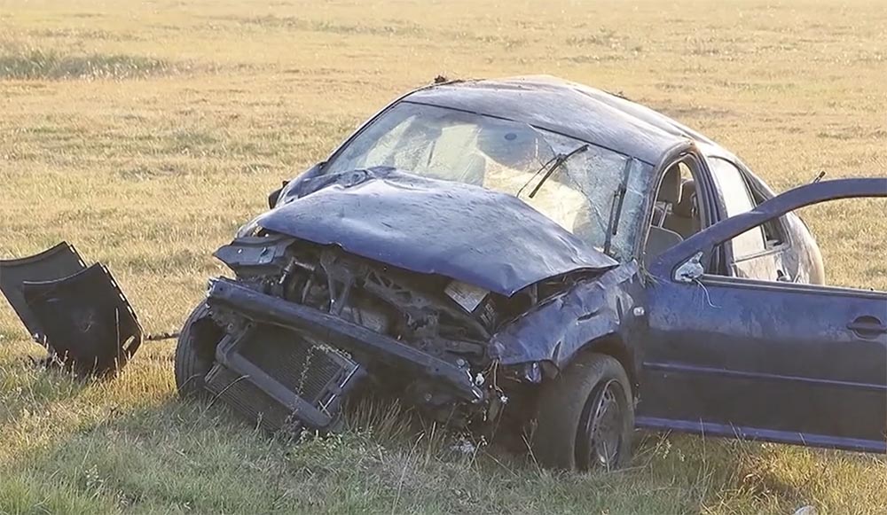 VIDEÓ: A levegőben pörgött egy autó, miután sofőrje egy póznának csapódott vele