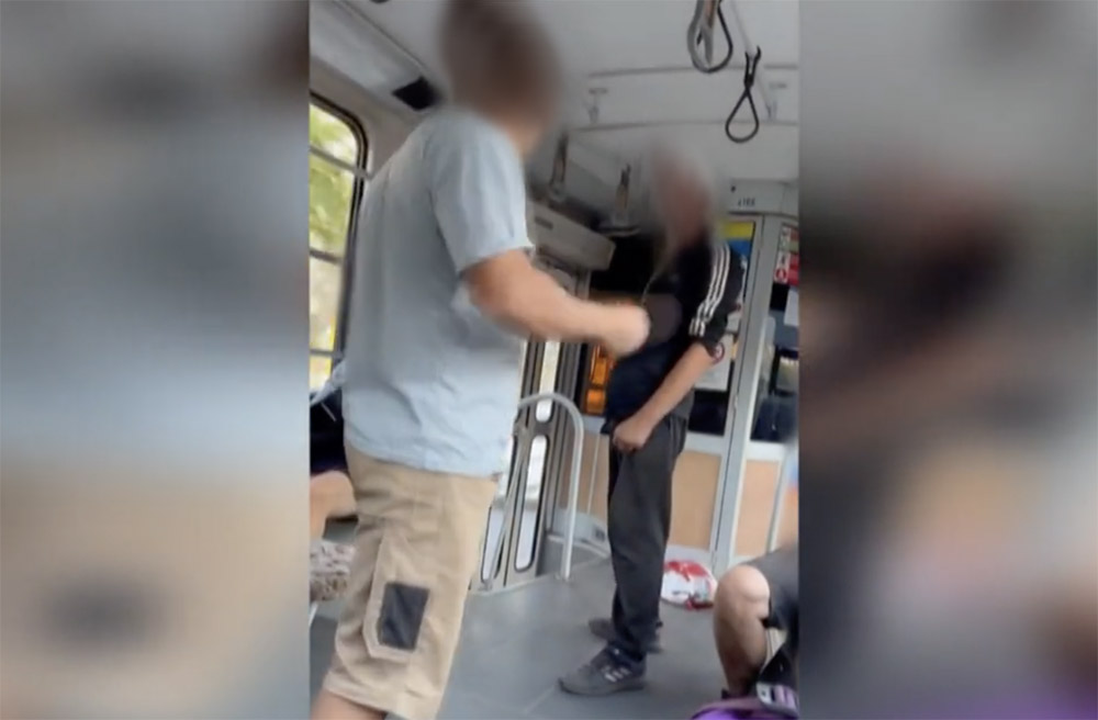 VIDEÓ: Bunyó volt az 1-es villamoson. Egy utas rögzítette mobiltelefonjával a dulakodást