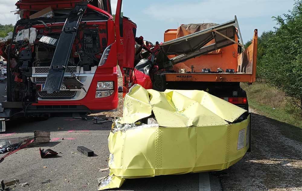 FOTÓK: Kamion törte rommá a Magyar Közút energiaelnyelőjét