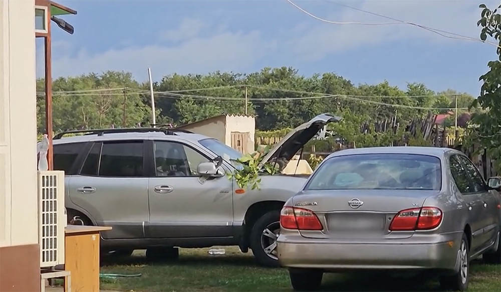 VIDEÓ: Ház udvarába csapódott egy embercsempész autója Pusztamérgesen