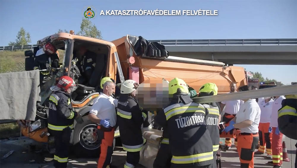 VIDEÓ: Billencses teherautóval szenvedett balesetet Vecsésnél. A tűzoltók emelték ki