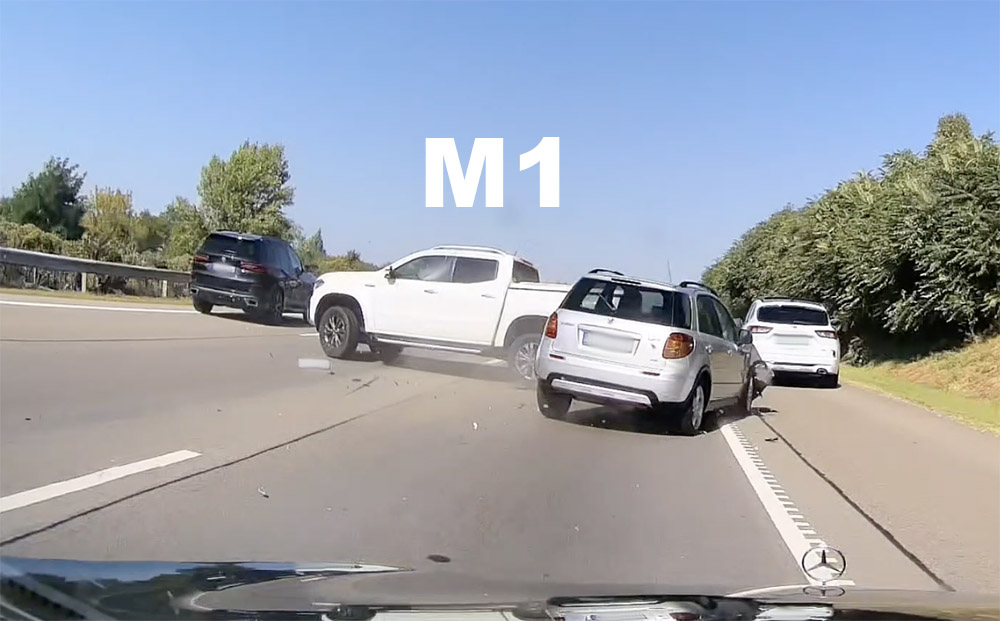 VIDEÓ: Belerohant a Mercedes pickup hátuljába a Suzukis az M1-es autópályán