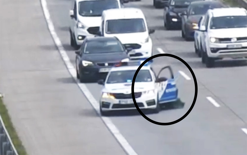 Videón, ahogy a rendőrök a lehető legkisebb kockázattal távolítanak el egy hálót az M0-ról
